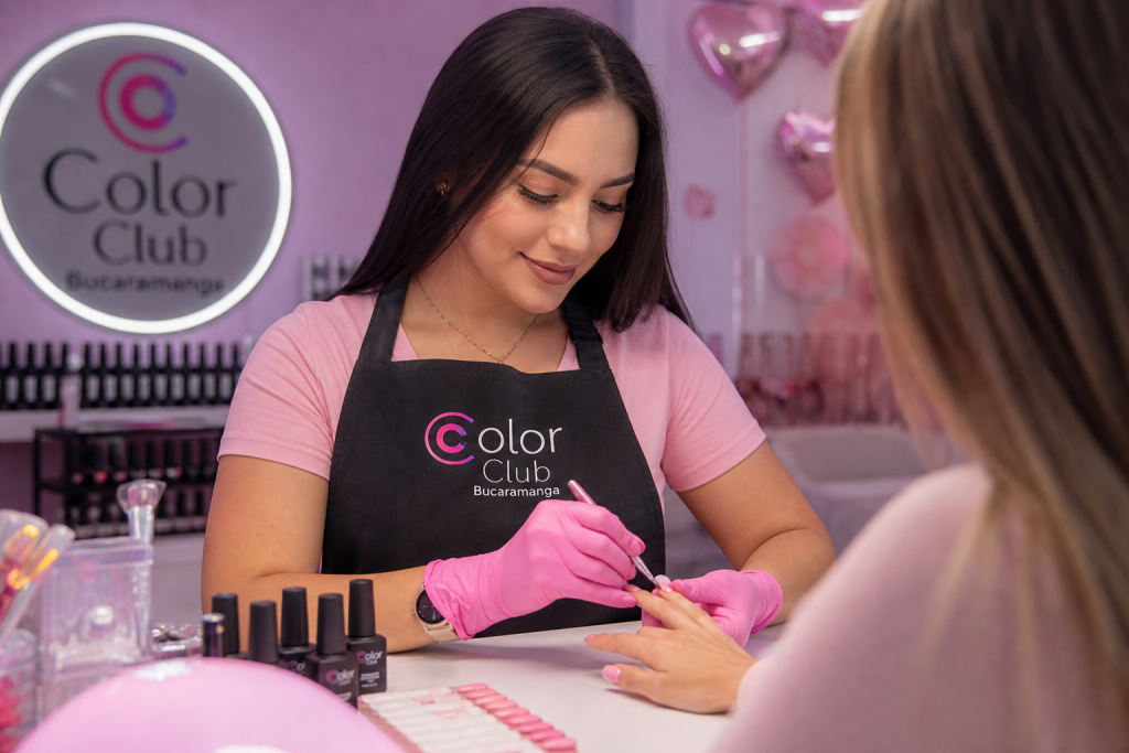 Tendencias de uñas Amor y Amistad Bucaramanga 2026: Micro-glitter, corazones discretos y kapping que aguanta la fiesta
