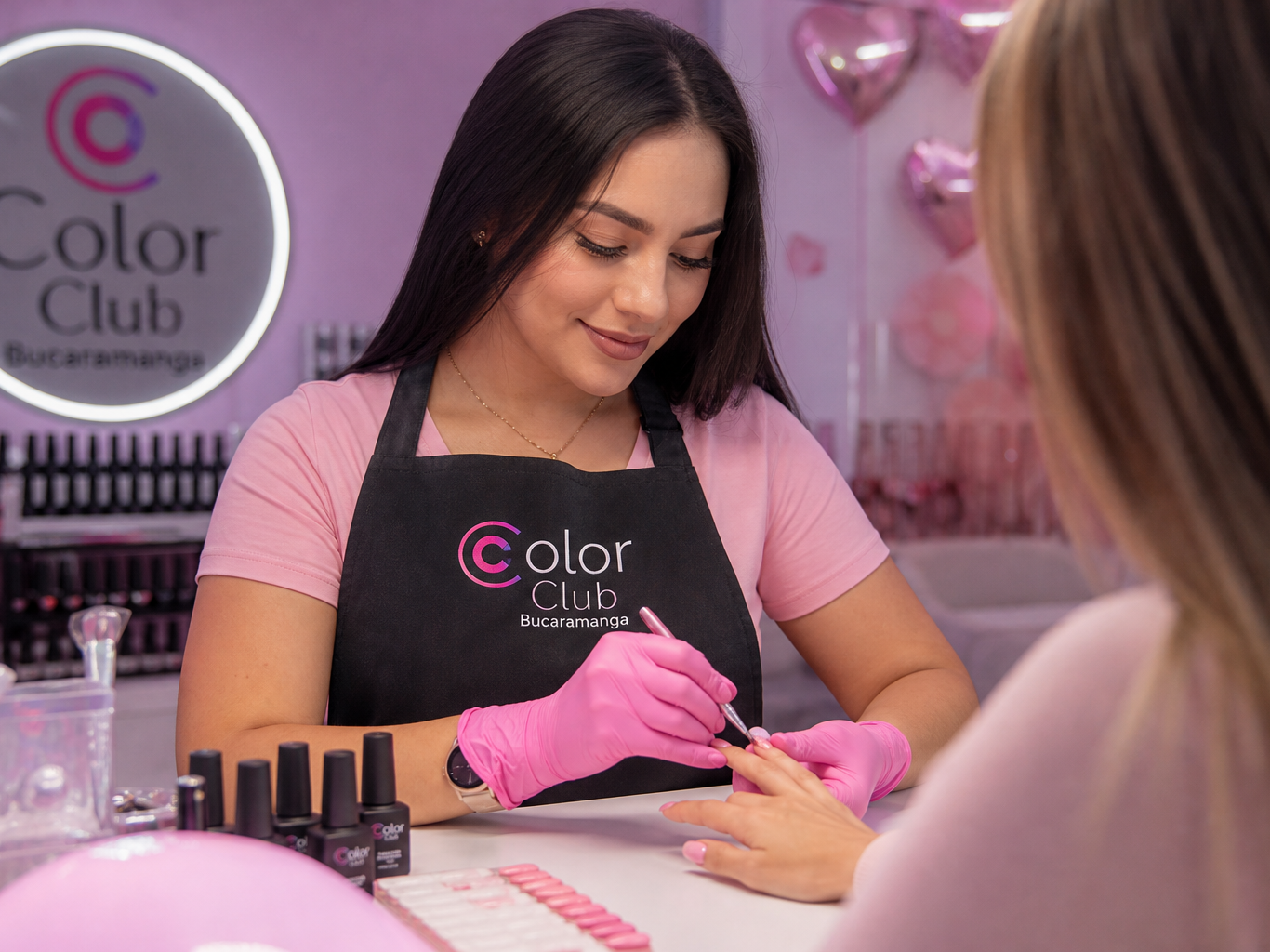 Tendencias de uñas Amor y Amistad Bucaramanga 2026: Micro-glitter, corazones discretos y kapping que aguanta la fiesta