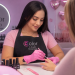 Tendencias de uñas Amor y Amistad Bucaramanga 2026: Micro-glitter, corazones discretos y kapping que aguanta la fiesta